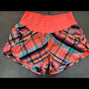 Lululemon Tracker Shorts - plaid - 6